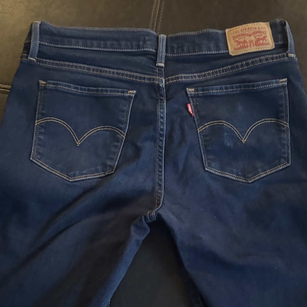 Levi’s Women’s dark Blue Jeans sz 30 skinny jeans.